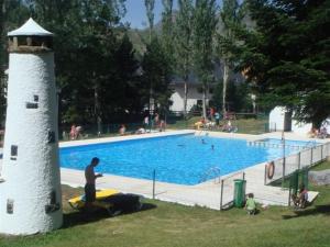 Bazén v ubytování FORMIGAL Edificio PORTALET II nebo v jeho okolí