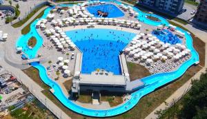 an overhead view of a pool at a resort at Apartman Vera 8 VRNJAČKA BANJA in Vrnjačka Banja