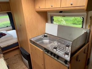 Kuchyň nebo kuchyňský kout v ubytování Revier caravan-ig und cool