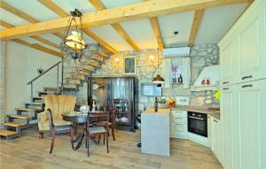 Η κουζίνα ή μικρή κουζίνα στο Rustikales Steinhaus nur 300 Meter zum Strand mit Meerblick, Grill, Terrasse