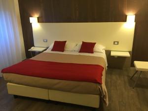 Postel nebo postele na pokoji v ubytování Hotel Toscana