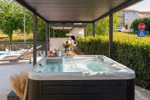 Gallery image of Traumhaftes Apartment nur 100 Meter zum Strand mit Jacuzzi, Meerblick, Salzwasserpool in Funtana