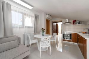 Gallery image of Traumhaftes Apartment nur 100 Meter zum Strand mit Jacuzzi, Meerblick, Salzwasserpool in Funtana +26 photos