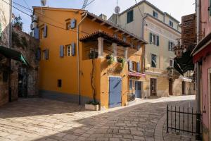 a cobblestone street in an old town at Cozy Studio-Apartment inmitten der Altstadt von Porec und nur 50 Meter zur Adria in Poreč