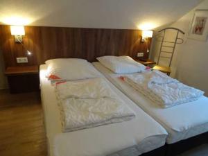 En eller flere senge i et værelse på Feriendorf Robbenplatte Burhave 2