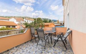 セニにあるLovely Apartment In Senj With Wifiのバルコニーに椅子とテーブルが置かれたパティオ +10枚の写真