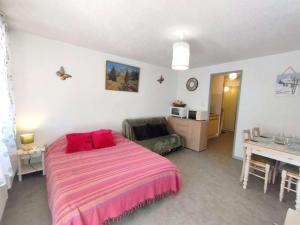 Appartement T2 avec Balcon pour 4 pers - Saint-Lary-Soulan - Sud-Est avec Parking et Casier à Ski - FR-1-457-332 في سانت لاري سولون: غرفة نوم بها سرير ومكتب