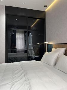 Postel nebo postele na pokoji v ubytování Firdavsi Building Center 4Rest Apartments