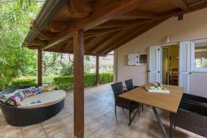 Κήπος έξω από το Mediterranes Ferienhaus mit Loungebett, BBQ, privatem Garten, Waschmaschine, klimatisierten Schlafzimmern