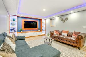 Ruang duduk di Lake Champlain Fun Apt with Fire Pit and Large Yard!