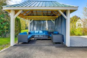 Ruang duduk di Lake Champlain Fun Apt with Fire Pit and Large Yard!