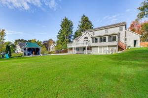 Zahrada ubytování Lake Champlain Fun Apt with Fire Pit and Large Yard!
