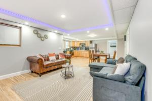 Posezení v ubytování Lake Champlain Fun Apt with Fire Pit and Large Yard!