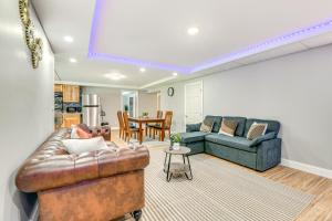 Posezení v ubytování Lake Champlain Fun Apt with Fire Pit and Large Yard! + 19 fotografií