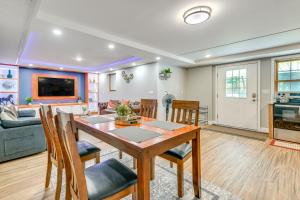 Televisyen dan/atau pusat hiburan di Lake Champlain Fun Apt with Fire Pit and Large Yard!