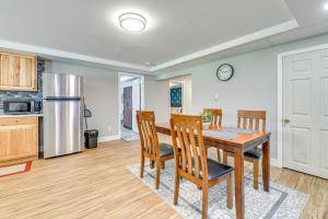 Dapur atau dapur kecil di Lake Champlain Fun Apt with Fire Pit and Large Yard!