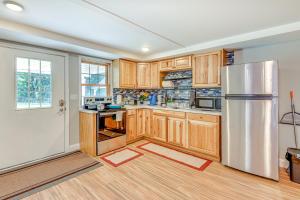 Dapur atau dapur kecil di Lake Champlain Fun Apt with Fire Pit and Large Yard!