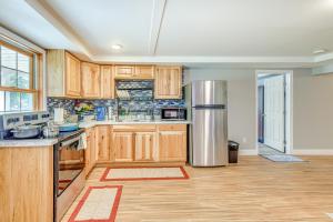 Dapur atau dapur kecil di Lake Champlain Fun Apt with Fire Pit and Large Yard!