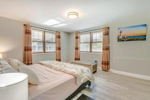 Katil atau katil-katil dalam bilik di Lake Champlain Fun Apt with Fire Pit and Large Yard!