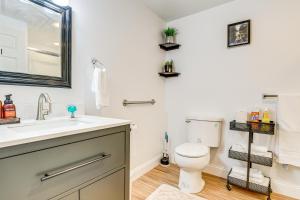 Bilik mandi di Lake Champlain Fun Apt with Fire Pit and Large Yard!