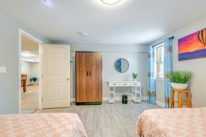 Katil atau katil-katil dalam bilik di Lake Champlain Fun Apt with Fire Pit and Large Yard!