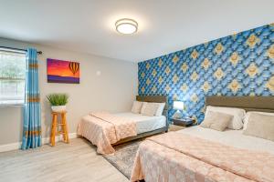 Katil atau katil-katil dalam bilik di Lake Champlain Fun Apt with Fire Pit and Large Yard!
