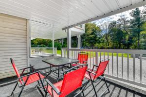 Balkoni atau teres di Lake Champlain Fun Apt with Fire Pit and Large Yard!