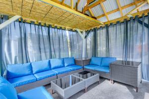 Ruang duduk di Lake Champlain Fun Apt with Fire Pit and Large Yard!