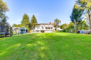 Taman di luar Lake Champlain Fun Apt with Fire Pit and Large Yard!