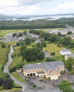 Een luchtfoto van Killarney Riverside Hotel