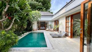ein Swimmingpool im Hinterhof eines Hauses in der Unterkunft Villa Voyage 5 in Seminyak