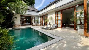 ein Swimmingpool im Hinterhof eines Hauses in der Unterkunft Villa Voyage 5 in Seminyak