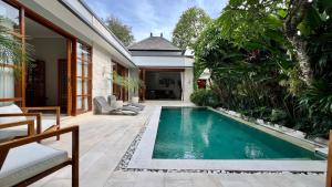 Der Swimmingpool an oder in der Nähe von Villa Voyage 5