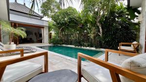 Der Swimmingpool an oder in der Nähe von Villa Voyage 5