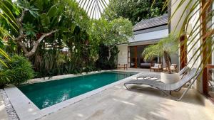 Der Swimmingpool an oder in der Nähe von Villa Voyage 5