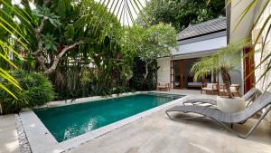 Der Swimmingpool an oder in der Nähe von Villa Voyage 5