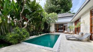 Der Swimmingpool an oder in der Nähe von Villa Voyage 5