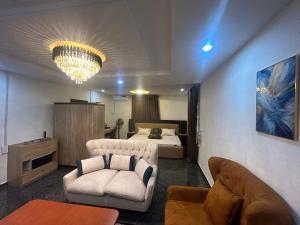 Posezení v ubytování The Luxe Apartment