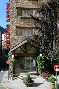 un bâtiment avec une grande fenêtre sur son côté dans l'établissement Hotel Jaume I, à Andorre-la-Vieille