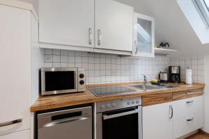 una cocina con microondas y fregadero en Tifra-living, en Hardenberg 16 fotos más
