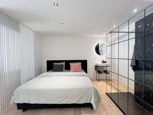 una camera da letto con un letto e una parete di vetro di Ruime, rustige studio centrum Oostende a Ostenda