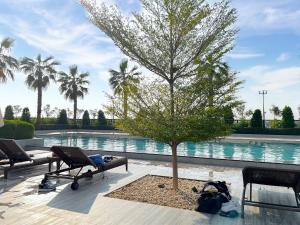 Πισίνα στο ή κοντά στο Luxurious 3BDR Serenity Awaits in Damac Hills 2