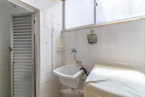 ein Badezimmer mit Waschbecken und Toilette in der Unterkunft Apto Aconchegante a 350m da Praia do Forte ECF0306 in Škorak + 9 Fotos