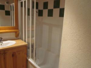 a bathroom with a shower and a sink at Appartement 2 pièces au pied des pistes à Plagne Villages, balcon nord, casiers à skis, 6 pers. - FR-1-351-59 in La Plagne +2 photos