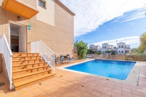 Bazén v ubytování Jouvacations Villa Freser nebo v jeho okolí