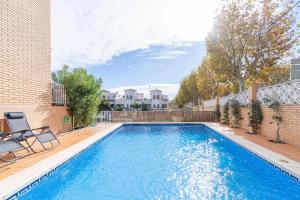 Bazén v ubytování Jouvacations Villa Freser nebo v jeho okolí