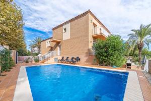 Bazén v ubytování Jouvacations Villa Freser nebo v jeho okolí