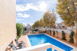 Bazén v ubytování Jouvacations Villa Freser nebo v jeho okolí