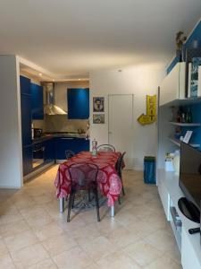 a dining room with a table and a kitchen at Casa Padova ERicc in Padova +10 photos
