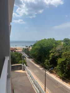 a view of a road with the ocean in the background at Flat Ilha Bela 22525 in Alter do Chao